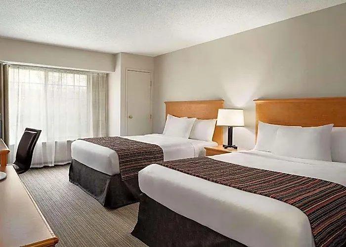 Hotel Country & By Radisson, Airport, Oh