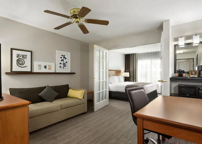 Hotel Country & By Radisson, Airport, Oh 3*
